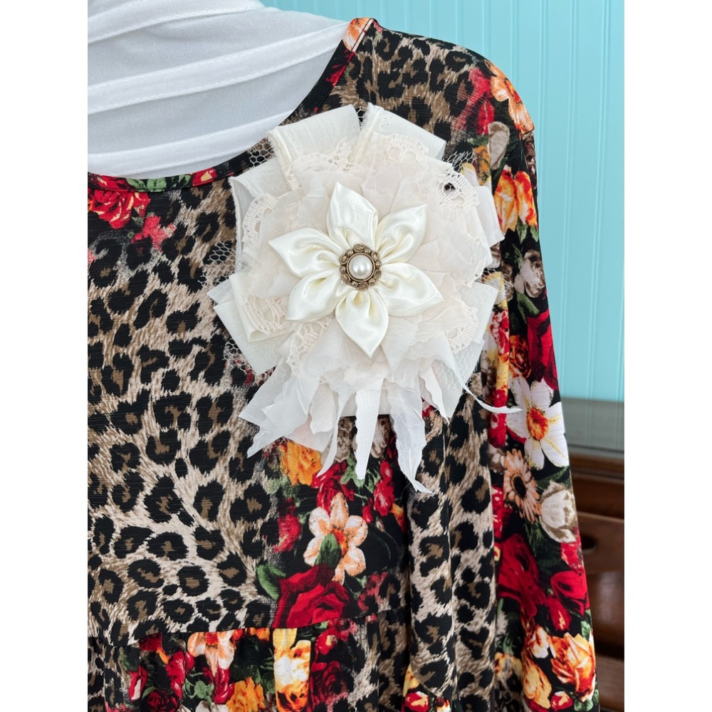 Scrappy flower pin with Pearl/gold button detail